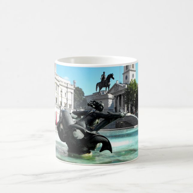 Caneca De Café Estátua e fonte na Praça de Tralgar (Centro)