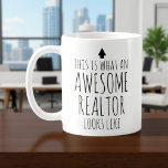 Caneca De Café Este é o aspecto de um Realtor Incrível<br><div class="desc">Esta caneca personalizada é um tributo a notáveis corretores, orgulhosamente proclamando, "Isto é como um Realtor Incrível se parece." Com uma design elegante e profissional, esta caneca serve como um presente perfeito para um profissional imobiliário trabalhador. Feito com materiais de alta qualidade, combina funcionalidade com um toque de humor, fazer-o...</div>