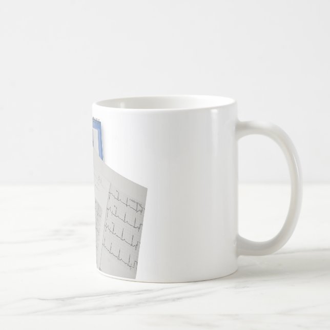 Caneca De Café estetoscópio médico em leituras do cardiogram EKG (Direita)