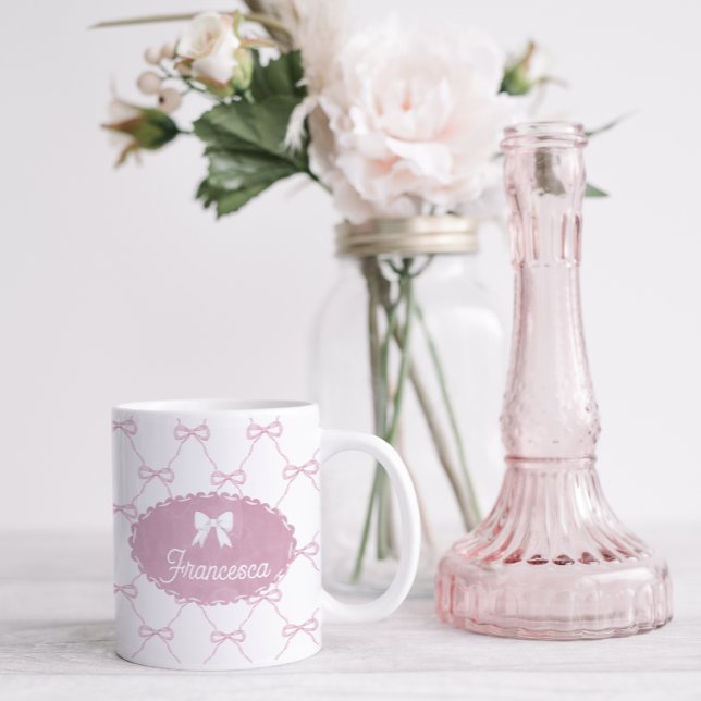 Caneca De Café Estilo do Avô do Arco Rosa bonito (Pretty pink bow mug with name on front and back with crest name plate and white bow)