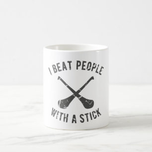 Caneca De Café Estou a dar uma surra nas Pessoas com um espeto.
