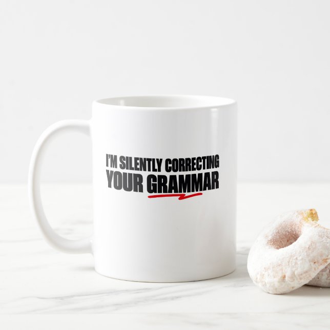 Caneca De Café Estou Corrigindo Silenciosamente Sua Gramática (Com Donut)