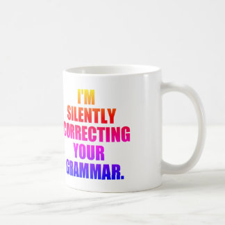CANECA DE CAFÉ ESTOU SILENTEMENTE CORRIGINDO O SEU GRAMMAR