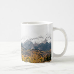 Caneca De Café Estrada Cênica através de Cores e Montanhas de Que