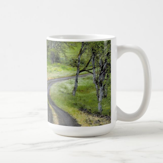 Caneca De Café Estrada rural através de árvores, Oregon (Direita)