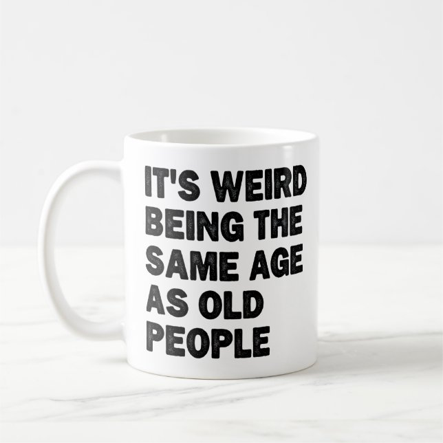 Caneca De Café Estranho Ter A Mesma Idade Que Pessoas Velhas Sarc (Esquerda)