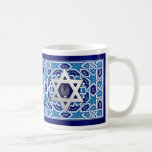 Caneca De Café Estrela de David e Menorah Hanukkah<br><div class="desc">Silver Foil Star de David e Menorah design Hanukkah,  Rosh Hashanah,  Passover,  Qualquer Feriado Judeu ou Celebração Dão Mugs. Cartões e presentes disponíveis na Categoria Feriados Judeus / Hanukkah da nossa loja.</div>