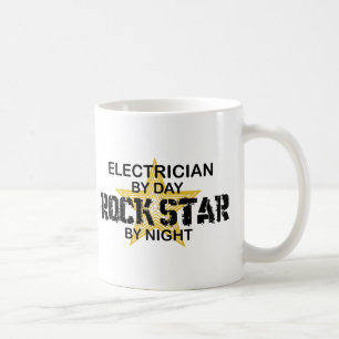 Caneca De Café Estrela do rock do eletricista em a noite