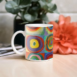 Caneca De Café Estudo de cor | Wassily Kandinsky<br><div class="desc">Estudo de cor, quadrados com círculos concentrados (1913) | Wassily Kandinsky's Color Study: Quadrados com Círculos Concentrados é uma exploração vibrante de cor e forma, com uma grelha de quadrados cheia de círculos concêntricos numa matriz de tons negros e contrastantes. Cada quadrado contém combinações de cores únicas, criando um ritmo...</div>