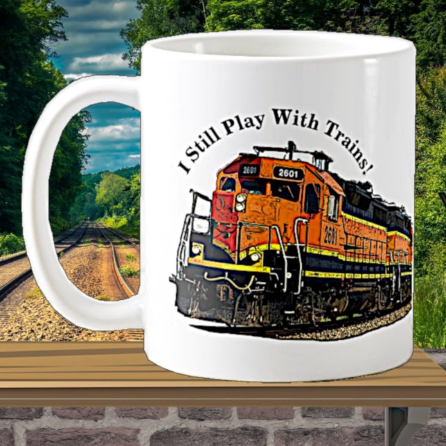 Caneca De Café Eu ainda brinco com a locomotiva de trem a diesel (Criador carregado)