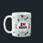 Caneca De Café Eu Amo Abelhas Patteradas Céu Azul Coffee Mug<br><div class="desc">Para o apiarista,  ávido jardineiro,  ou entomologista amigável da vizinhança,  esta caneca mostra uma paixão pelos polinizadores com o texto clássico "I Heart Bees" em um círculo branco sobre um padrão de abelhas ilustradas e amigáveis em um fundo azul-céu macio.</div>