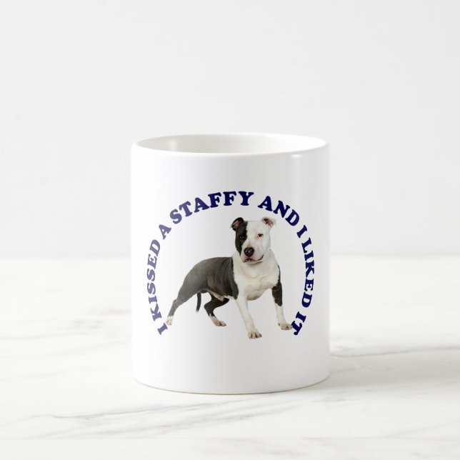Caneca De Café Eu beijei um Staffy (Centro)
