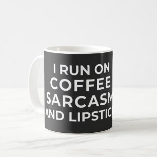 CANECA DE CAFÉ EU CORRO NO CAFÉ SARCASM E LIPSTICK - SARCASTIC 