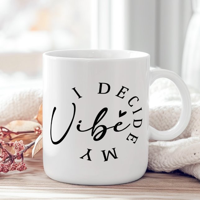 Caneca De Café "Eu decido minha visão" Inspiração branca e preto ("I Decide My Vibe" Black and White Inspirational Coffee Mug on a boho wooden table with pink flower)