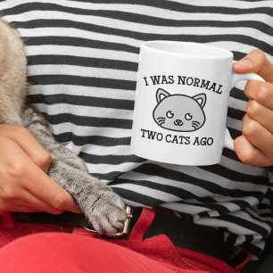 Caneca De Café Eu Era Normal Há Dois Gatos