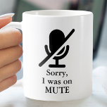 Caneca De Café Eu estava em uma citação engraçada<br><div class="desc">"Desculpe,  eu estava no MITE" com um ícone de microfone silenciado,  é o presente perfeito para os colegas de trabalho ou para você se apresentar em suas chamadas na Web quando você trabalha remotamente de casa.</div>