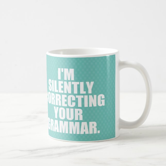 Caneca De Café Eu estou silenciosamente corrigindo sua gramática. (Direita)