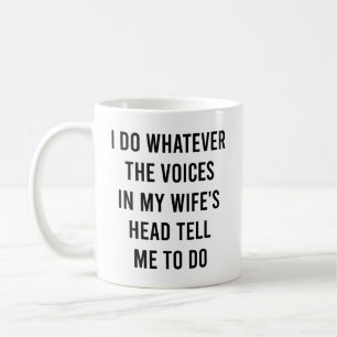 Caneca De Café Eu faço o que as vozes na cabeça da minha esposa m