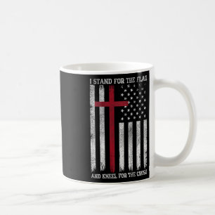 Caneca De Café Eu Fico De Pé Pela Bandeira Me ajoelho Pela Cruz E