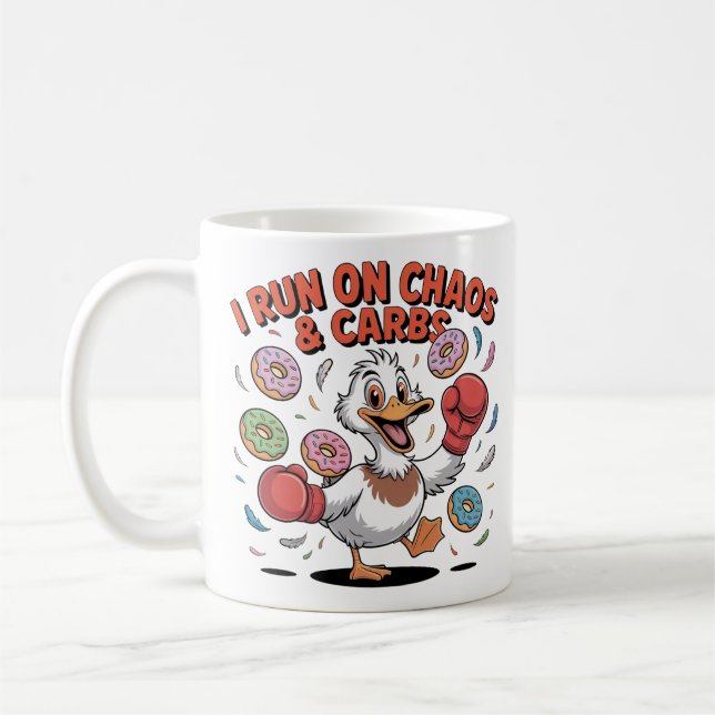 Caneca De Café Eu Funciono no Caos e Carboidratos Pato Divertido (Esquerda)