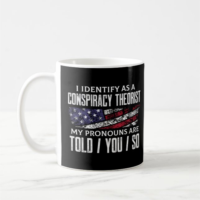 Caneca De Café Eu me identifico como os pronomes teoristas da con (Esquerda)