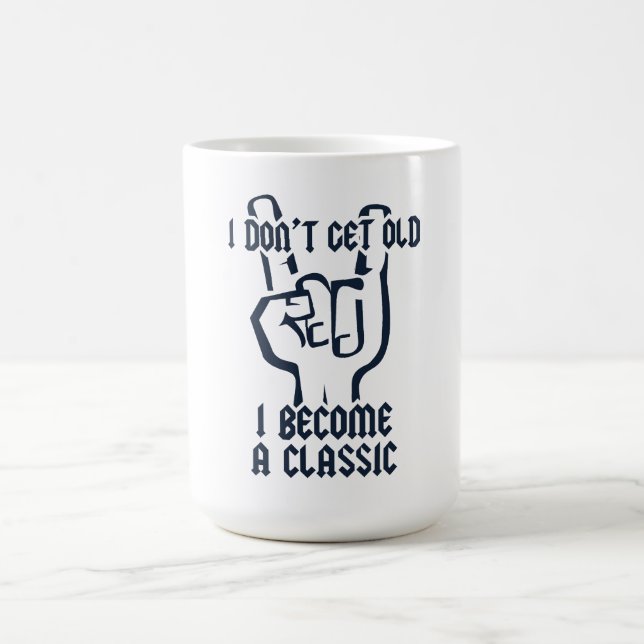 Caneca De Café Eu me torno um clássico (Centro)