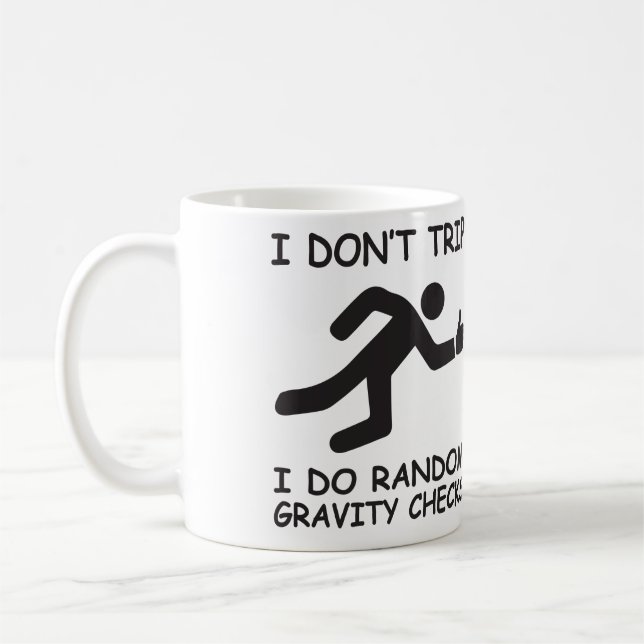 Caneca De Café Eu não tropeço. Eu faço verificações aleatórias da (Esquerda)
