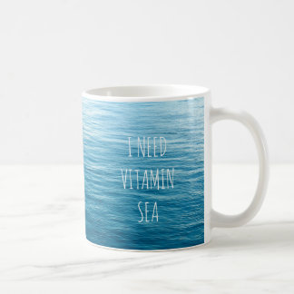 Caneca De Café EU PRECISO O MAR da VITAMINA - agrida com fundo do