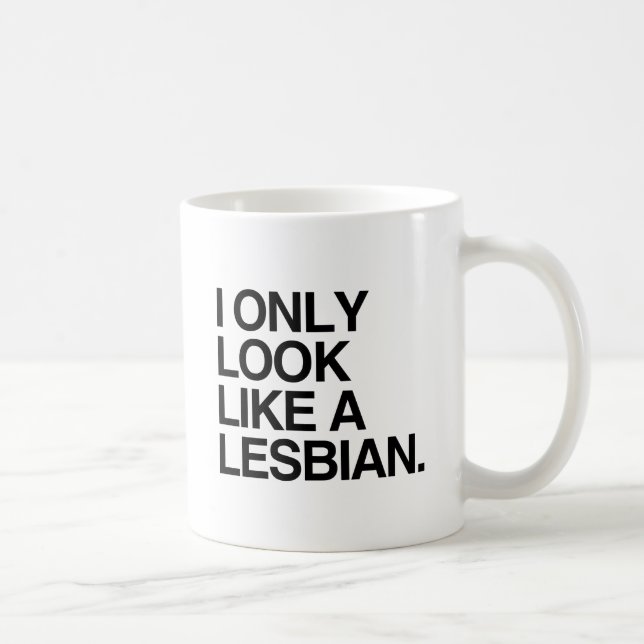 Caneca De Café EU SÓ TENHO CARA DE LÉSBICA -.png (Direita)