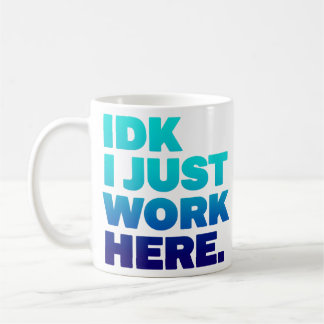 Caneca De Café Eu só trabalho aqui muito, é engraçado.