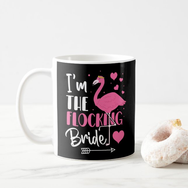 Caneca De Café Eu sou a Noiva que está se Casando com o Flamingo (Com Donut)