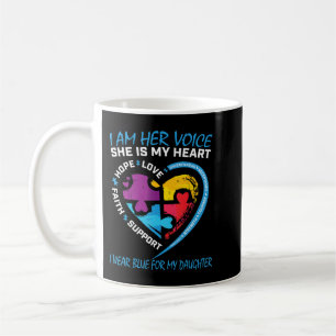 Caneca De Café Eu sou a voz dela. Ela é meu coração. Eu visto