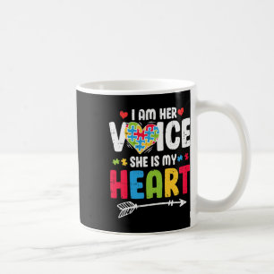 Caneca De Café Eu Sou A Voz Dela. Ela É Minha Quebra-cabeça Coraç