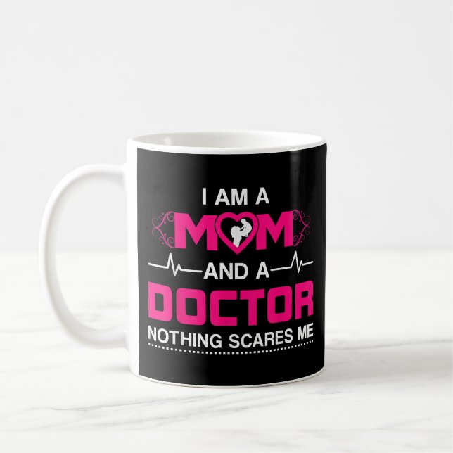 Caneca De Café Eu sou mãe e médico, nada me assusta. (Esquerda)