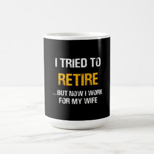 Caneca De Café Eu Tentei Me Aposentar, Mas Agora Eu Trabalho Para