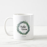 Caneca De Café Eucalyptus Berry Mãe Botânica do Groom<br><div class="desc">O design botânico apresenta uma coroa verde-sage eucalipto entrelaçada com marinho de frutos de casca rija azul. A mãe do noivo está escrita no centro. Sua data de casamento abaixo. Estas também estão disponíveis para a noiva, para a madrinha de casamento, mãe da noiva e florista. Comprar um para cada...</div>