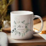 Caneca De Café Evergreen & Cotton Flowers Sr. Personalizado<br><div class="desc">Esta caneca de café apresenta uma coroa de hexágono decorada com verde de inverno pintado à mão,  flores de algodão e sobrenome. Clique no link "Clique para personalizar mais" (em "Personalizar este Modelo") para obter uma personalização mais avançada deste design. Itens correspondentes também estão disponíveis.</div>