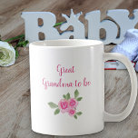 Caneca De Café Excelente Vovó para ser nova menina a se tornar ro<br><div class="desc">Caneca de anúncio de gravidez para uma avó excelente ser. Esta caneca bonito diz "Uma menina está se preparando ... espera vê-la [mês ano]" e do outro lado ela tem "avó excelente para ser". A formulação é editável, se a nova avó excelente preferir ser chamada de nanna ou gee, por...</div>