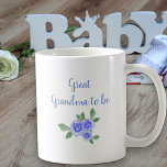 Caneca De Café Excelente vovó para ser novo menino criando azul<br><div class="desc">O anúncio de gravidez e sexo revelam caneca para uma avó excelente ser. Esta caneca bonito diz "Um bebê está se preparando... espera vê-lo [mês ano]" e do outro lado tem "avó excelente para ser". A formulação é editável, se a nova avó excelente preferir ser chamada de nanna ou gee,...</div>