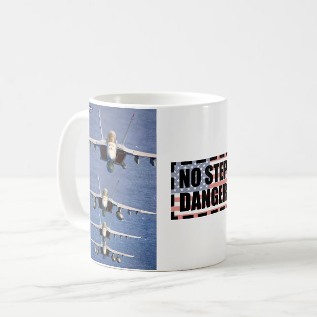 CANECA DE CAFÉ F/A-18F SUPER HORNET - SEM PERIGO DE PASSO (Frente Esquerda)