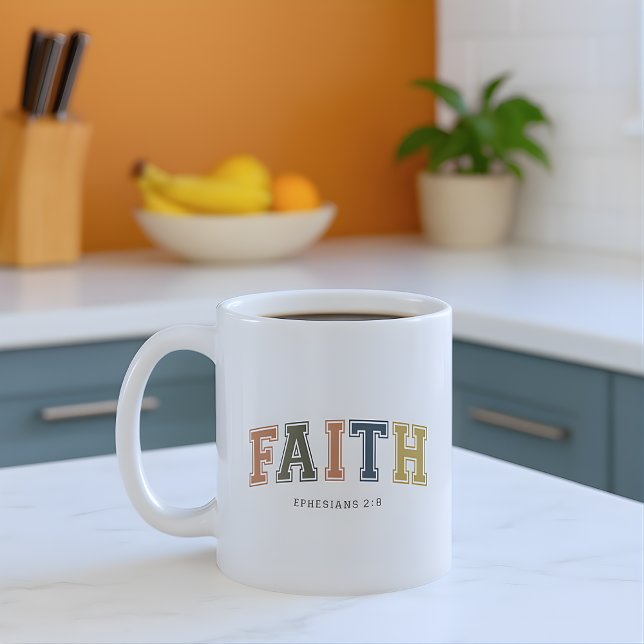 Caneca De Café Faith Varsity Style Text Ephesians 2:18 (Criador carregado)