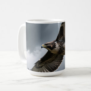 Caneca De Café Falcão Majestoso Voando em Nuvens de Tempestade