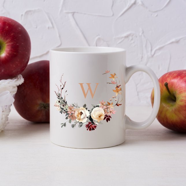 Caneca De Café Fall Floral Wreath com qualquer Monograma (Personalize with any monogram.)