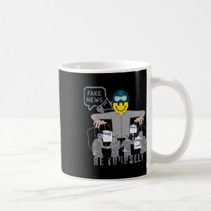 Caneca De Café Falsas Notícias Falsas Conspiram Ilusão Da Verdade