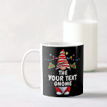 Caneca De Café Família de Natal Engraçada e Engraçada<br><div class="desc">Personalize facilmente esta divertida design de férias de inverno com um gnomo de Natal. Adicione seu próprio texto para fazer um conjunto exclusivo de correspondência para a família!</div>