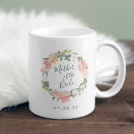 Caneca De Café Farinha de Verão Mãe da Noiva<br><div class="desc">Um doce e elegante presente para a mãe da noiva, a caneca apresenta uma camada aquosa de peônias cor-de-pêssego rosa e folhagem botânica com a "mãe da noiva" inscrita na escrita escrita à mão. Personalize com sua data de casamento embaixo. Projetado para combinar com a nossa coleção floral de MidSummer....</div>