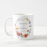 Caneca De Café Favor de Casamento de Flores Selvagens<br><div class="desc">Este design apresenta delicadas mortes de aquarelas feitas de flores silvestres em tons de azul,  vermelho,  laranja,  violeta e ouro. Perfeito para primavera casual e casamentos ao ar livre de verão.</div>