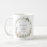 Caneca De Café Favor Rustic Wildflower Weding<br><div class="desc">Este design apresenta uma coroa de flores silvestres multicoloridas rústicas. Perfeito para primavera e verão ao ar livre e casamentos inspirados em boho.</div>