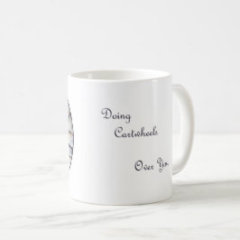 Caneca De Café Fazendo Carteiras Sobre Você.