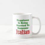 Caneca De Café Felicidade Casada Com Alguém Italiano<br><div class="desc">A Felicidade Está Sendo Casada Com Alguém Italiano design engraçado. Um design excelente para um homem ou uma mulher com uma esposa ou marido italianos. Uma caneca de excelente para você ser italiano,  seu cônjuge ou ambos.</div>